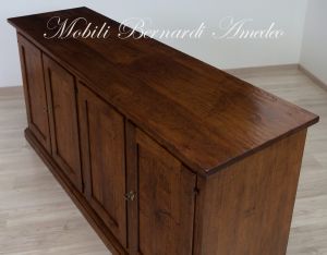 Credenza stile arte povera costruita artigianalmente in legno massello di noce con 4 porte
